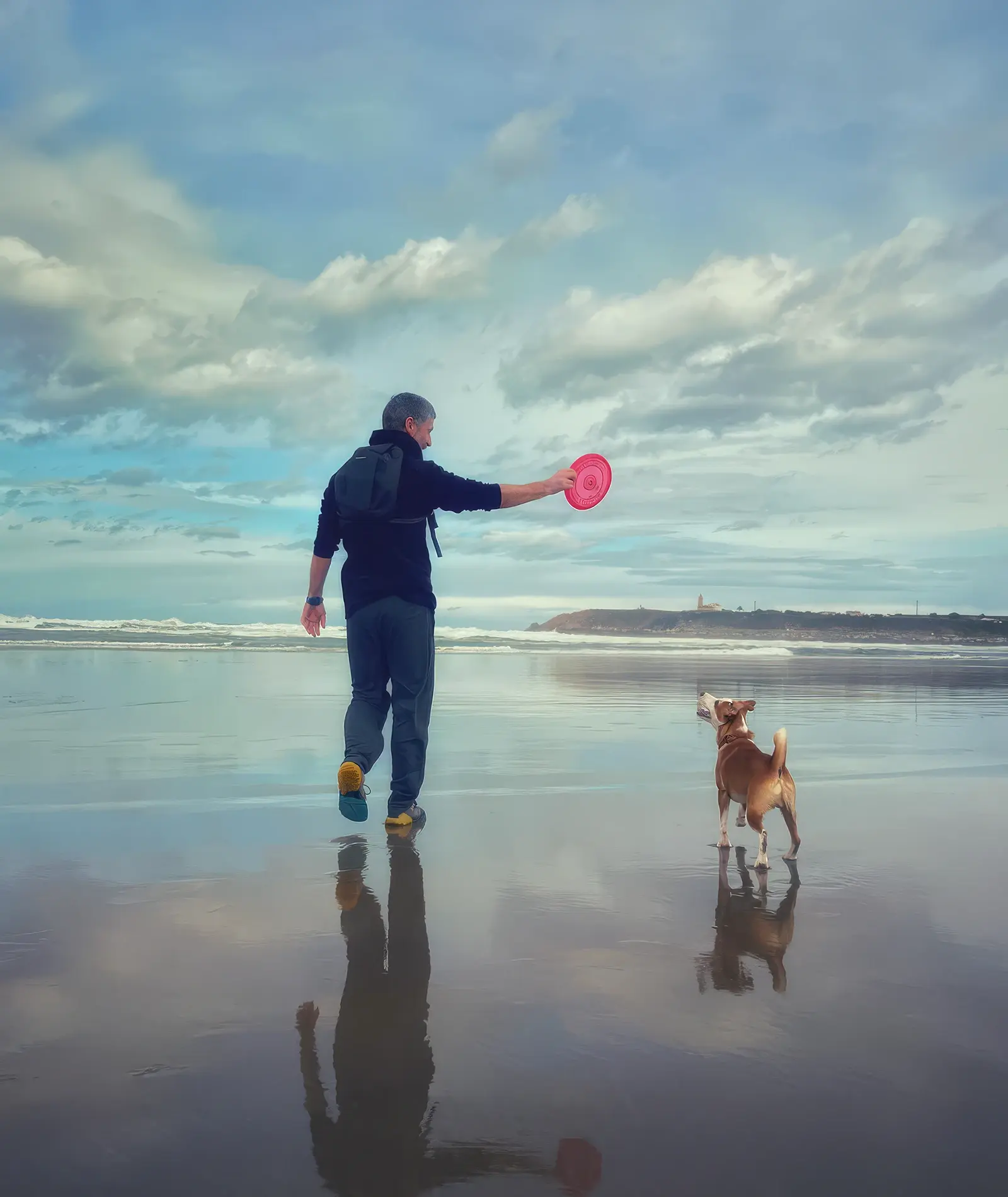 Sergiu-Vasile Busegan jugando con su perro en la playa